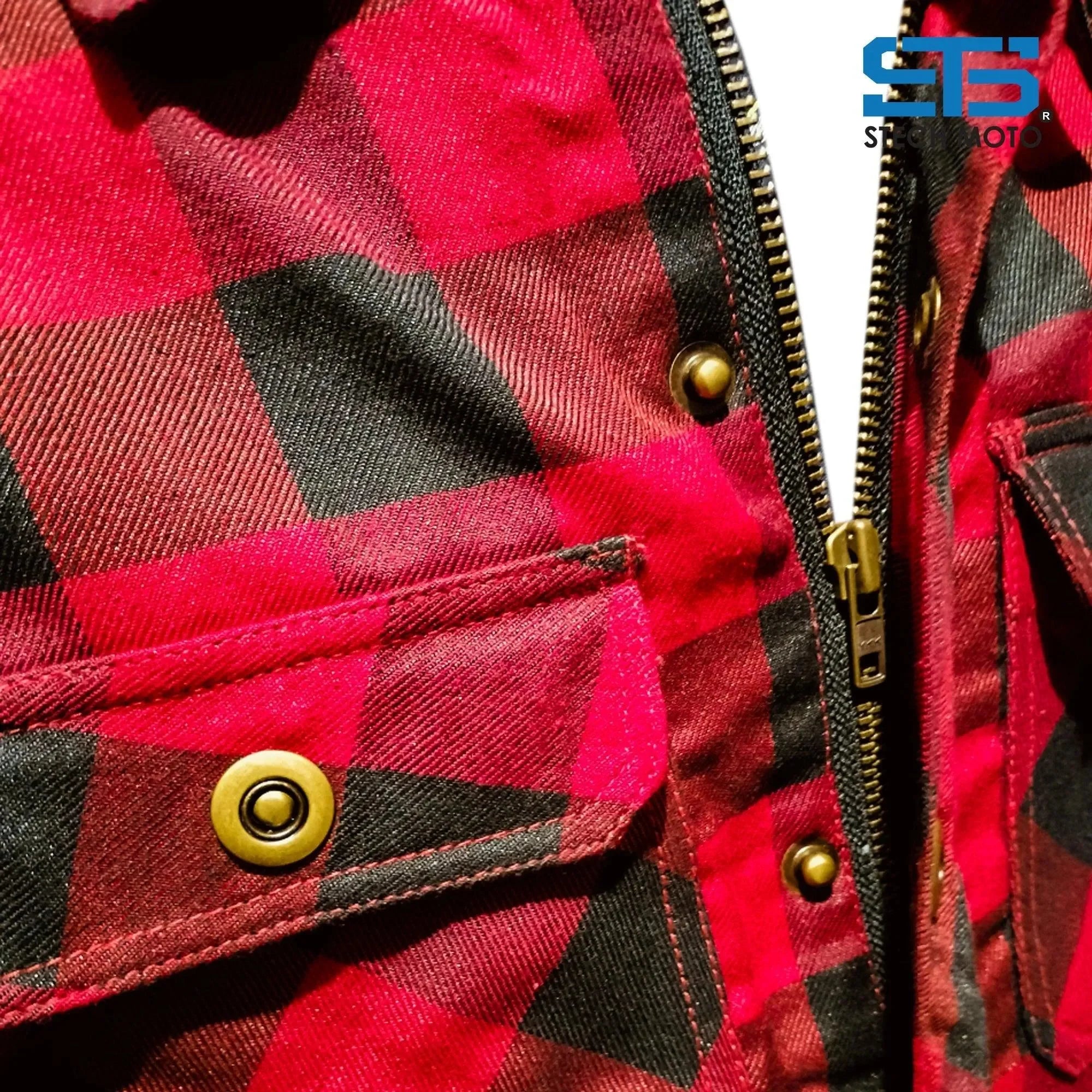Dettaglio camicia moto uomo in flanella cotone rossa con zip e bottoni, stile plaid.