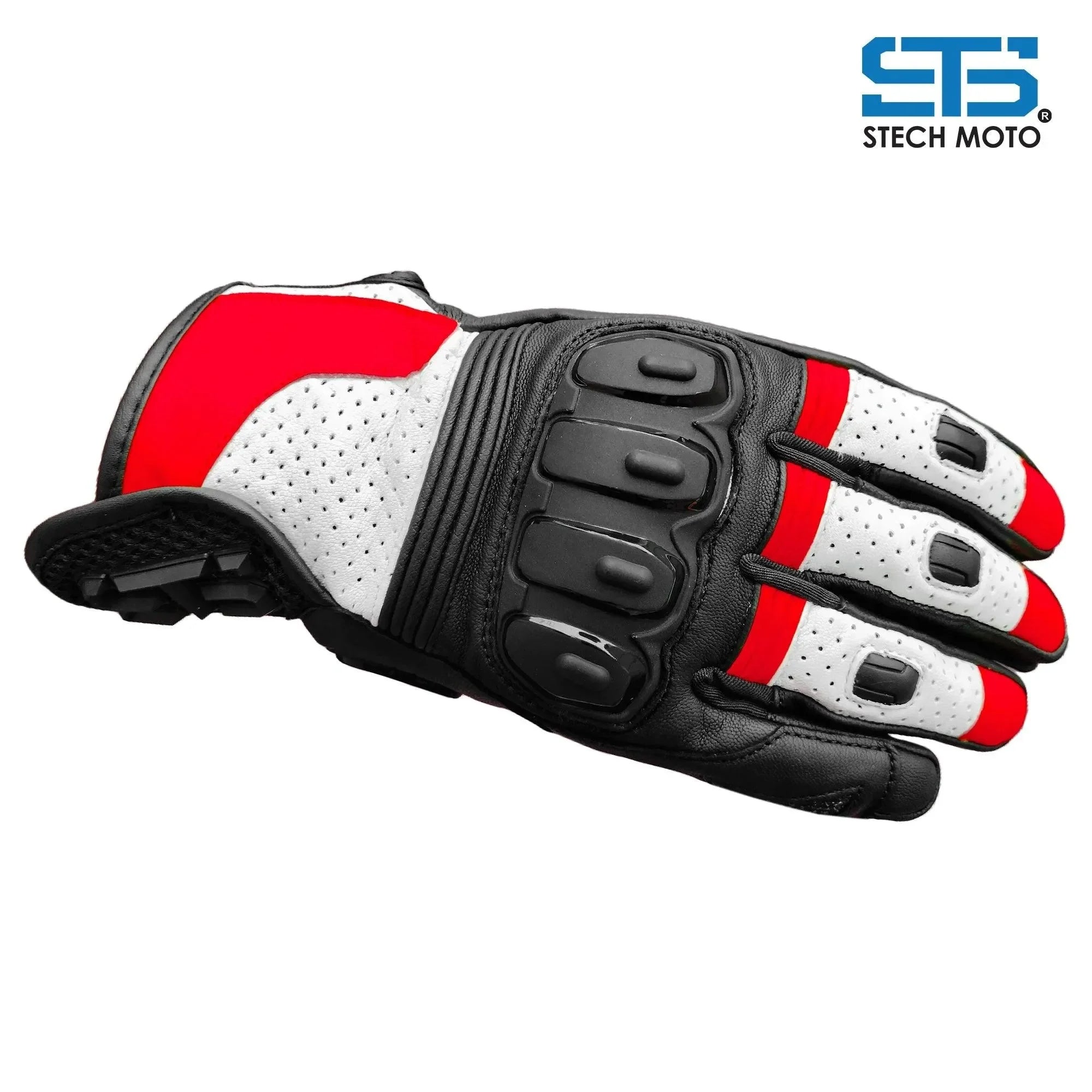 Guanto moto in pelle traforata nero, bianco e rosso con protezioni rigide sulle nocche.